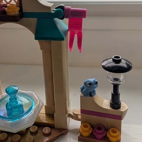 LEGO 43198 Disney Anna's Castle Courtyard Building Toy (Missing Anna) - Picture 8 of 10